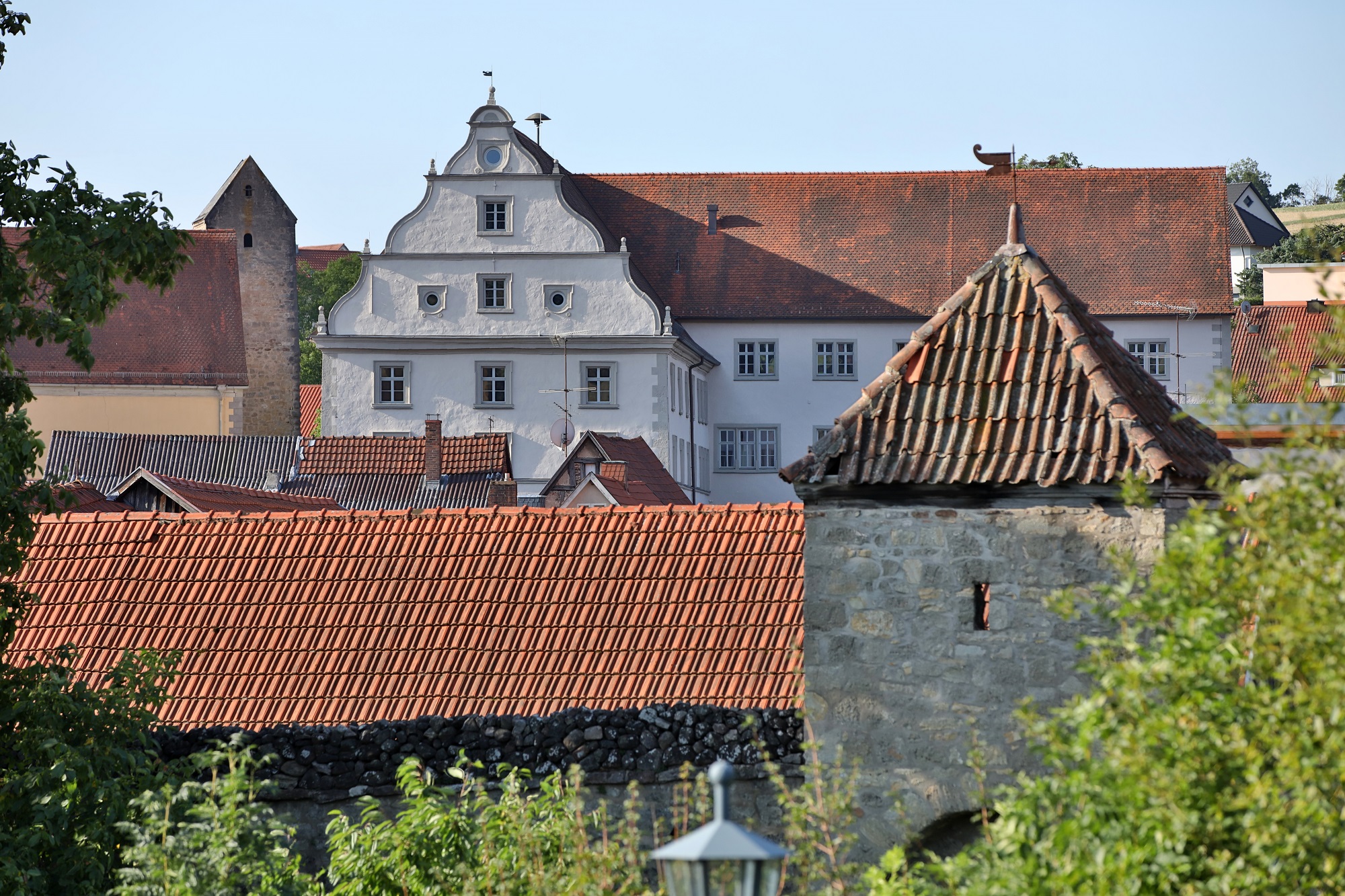 EIN BLICK HINTER DIE KULISSEN